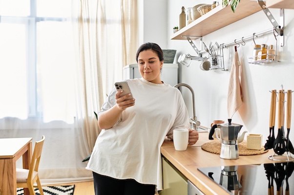 Fiatal plus-size nő a konyhában
