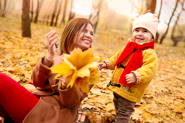 Naturland-blogcikk-Hero-600x400_10-27 Boldog anya és gyerek ősszel a parkban